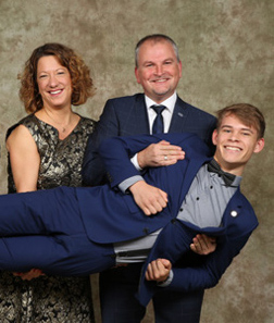 Das Team der Tanzschule Krüger: Veronika Theuerzeit Inhaber Jens Bode und Joshua Kraasz (von links)